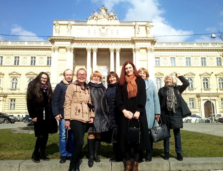 Члени журі перед університетом